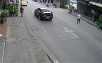 Người phụ nữ bị scooter hất văng lên không