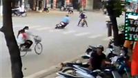 Scooter đốn ngã xe máy ở Việt Nam lên báo nước ngoài